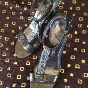 Crystal and gold heels 👠